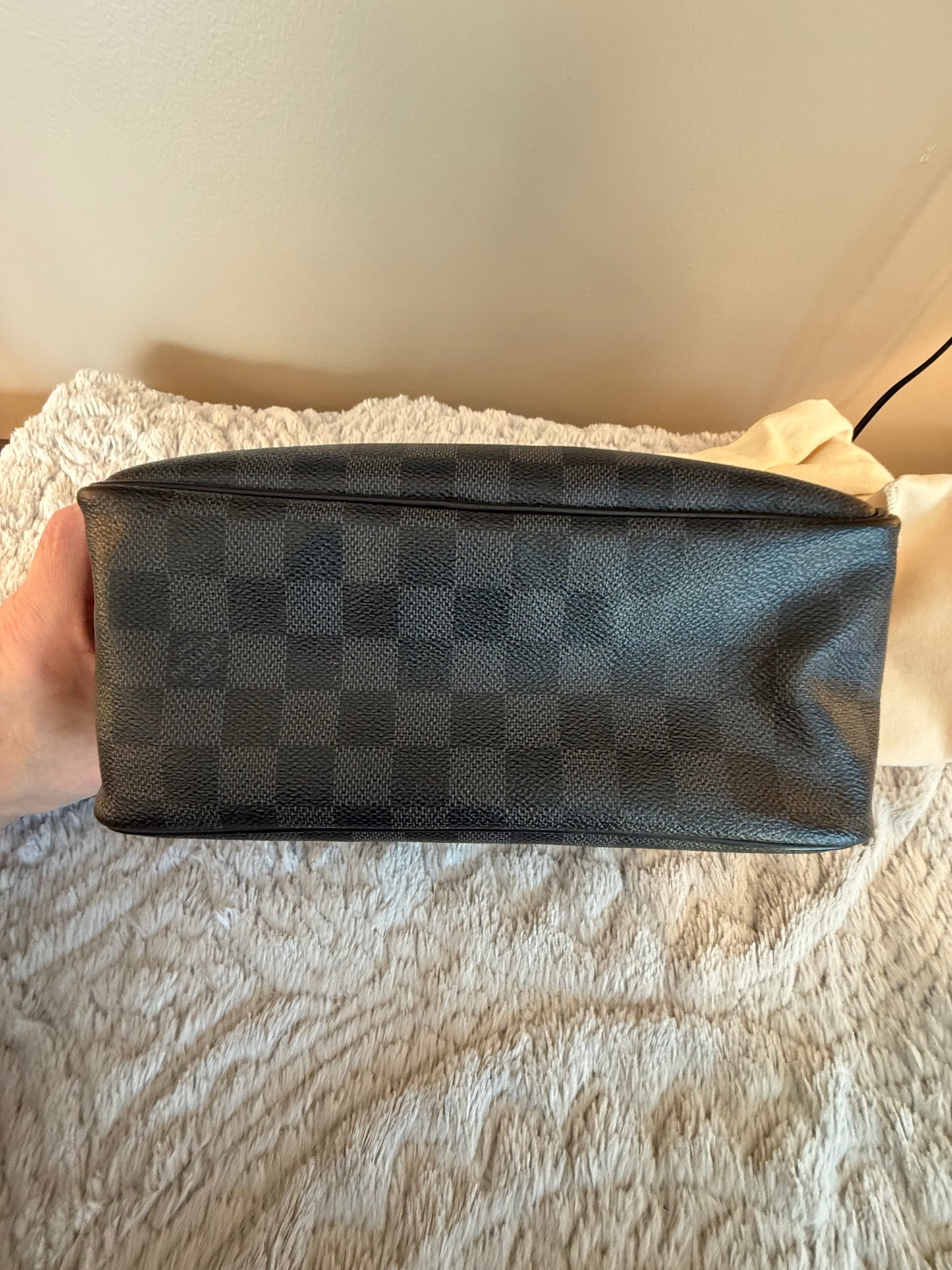 Louis Vuitton
Damier Graphite Dopp Kit