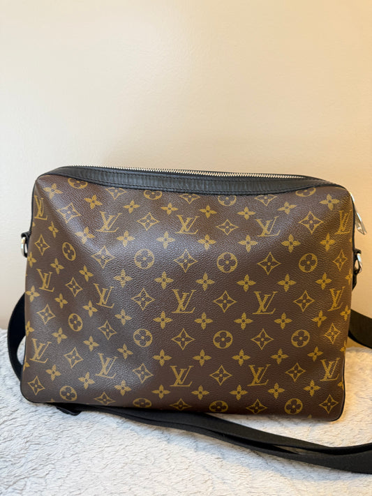Louis Vuitton
Monogram Macassar Torres GM w/Strap