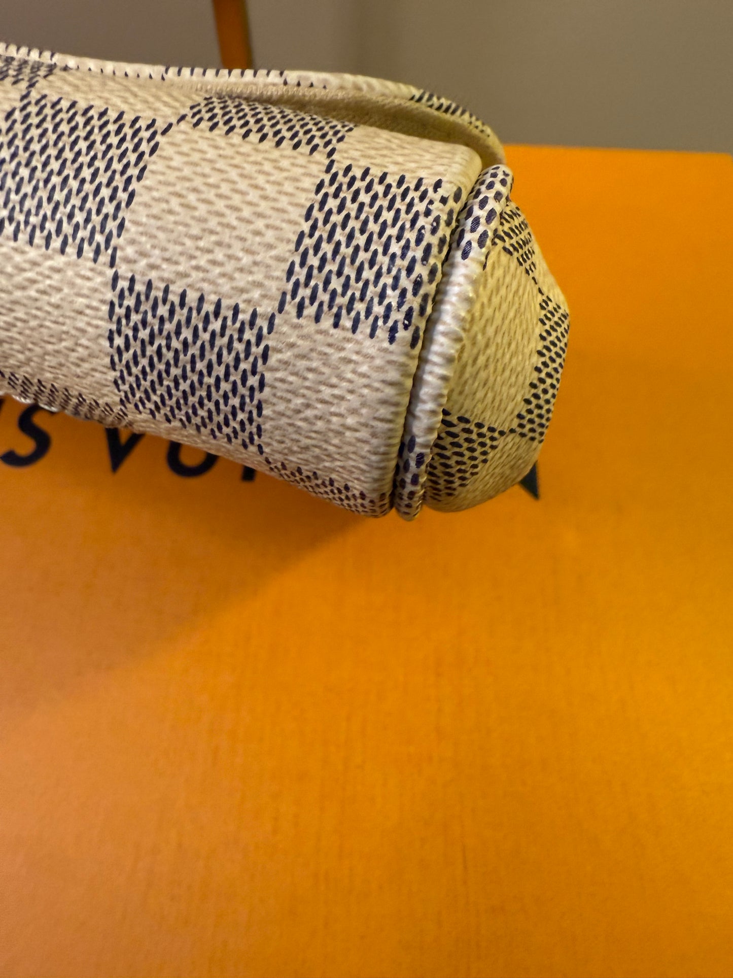 Louis Vuitton
Damier Azur Favorite PM