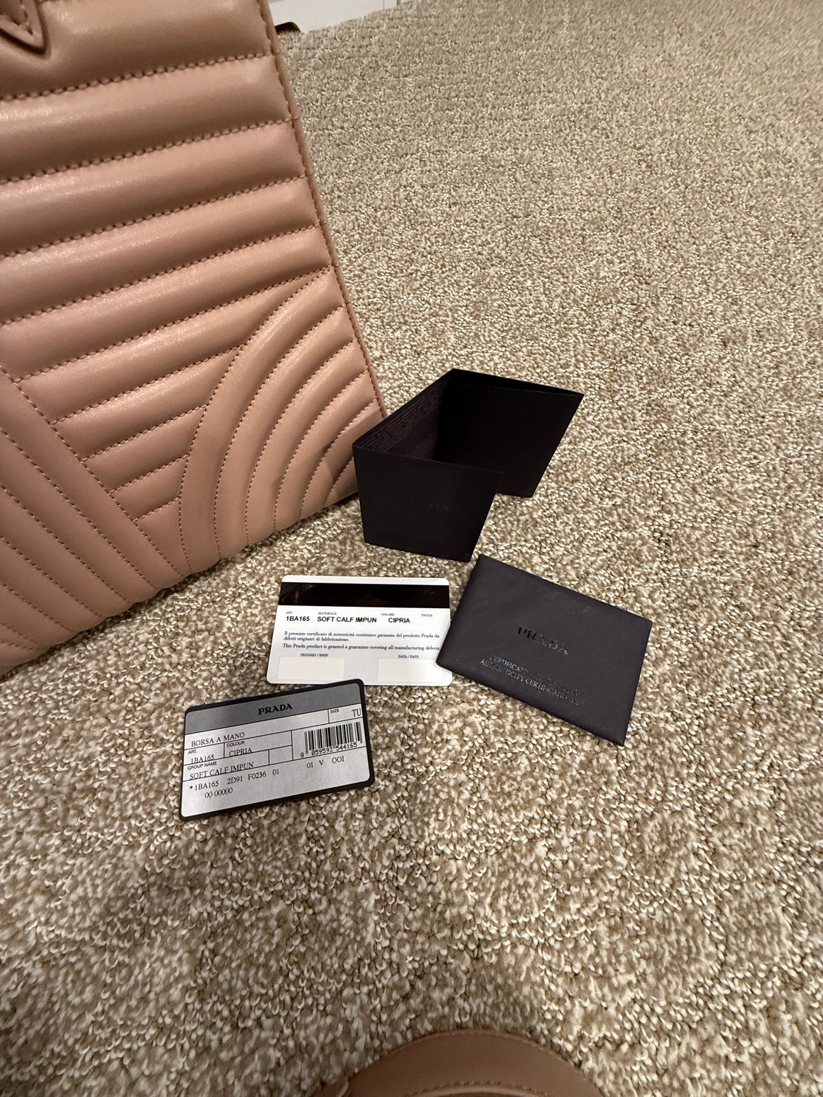 Prada Medium
Signature Diagramme, 2 Way