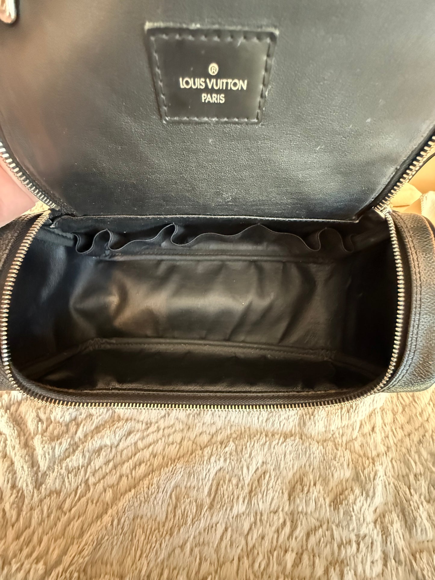Louis Vuitton
Damier Graphite Dopp Kit