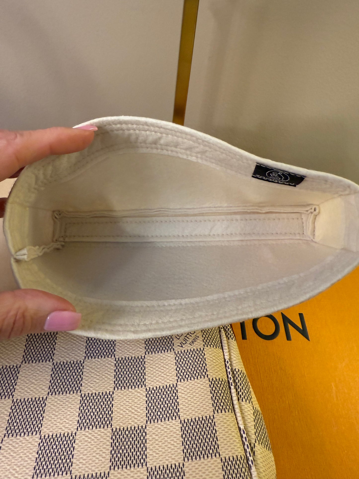 Louis Vuitton
Damier Azur Favorite PM