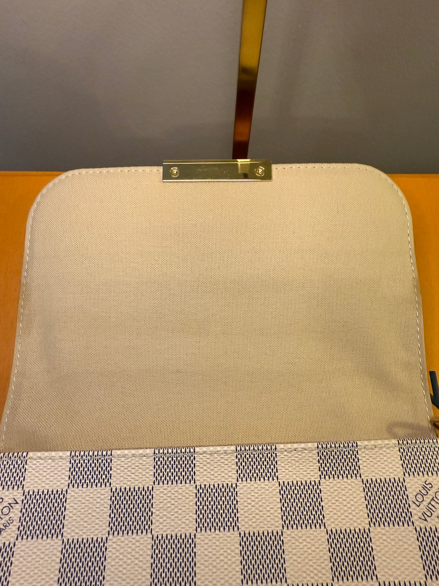 Louis Vuitton
Damier Azur Favorite PM