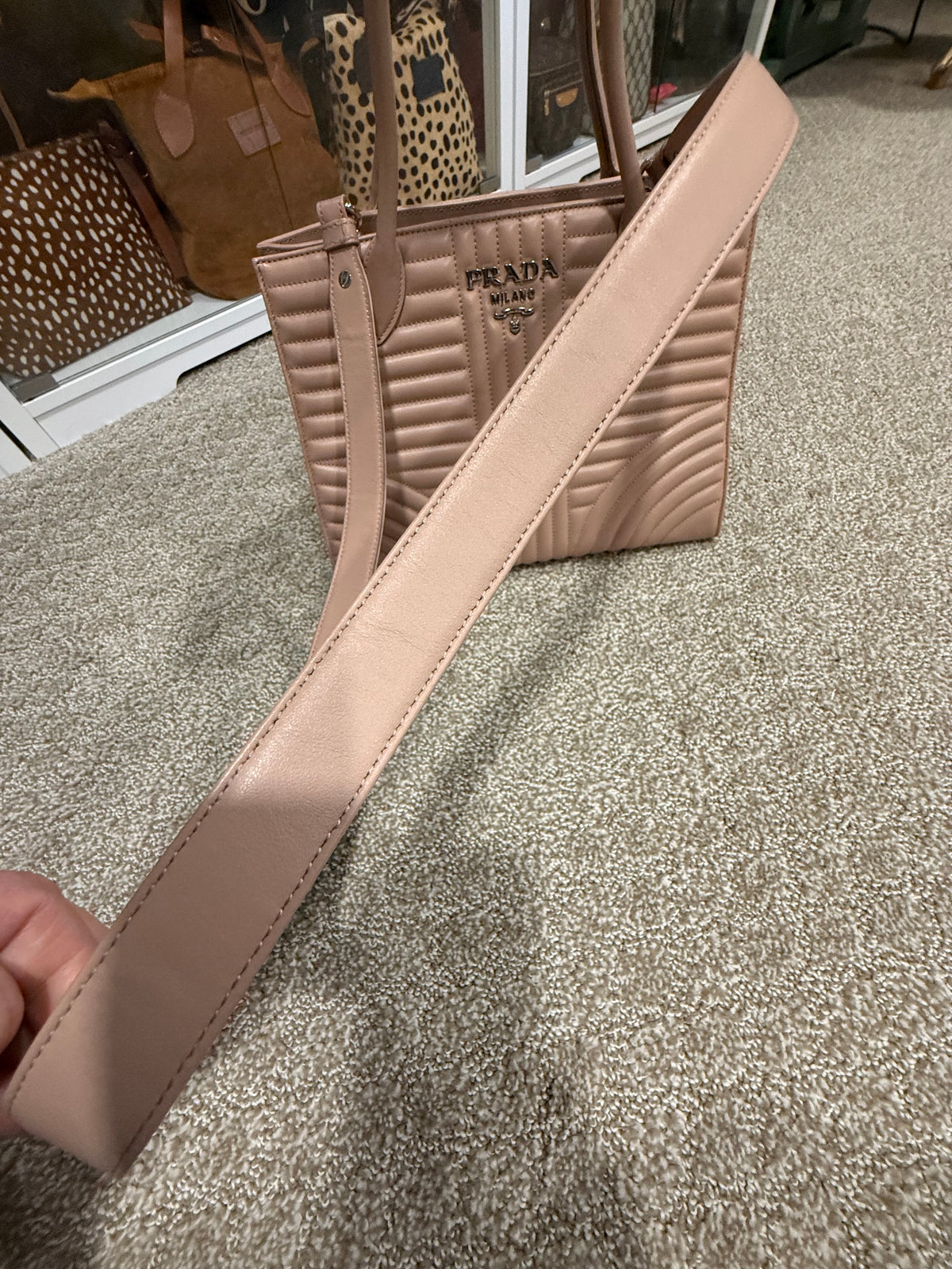 Prada Medium
Signature Diagramme, 2 Way