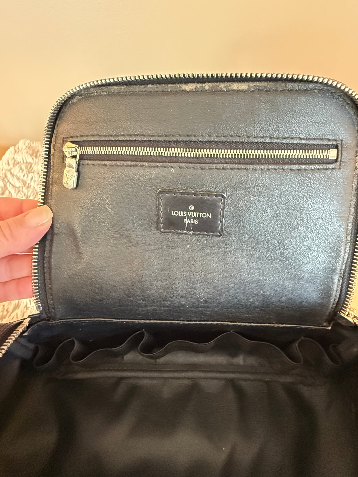 Louis Vuitton
Damier Graphite Dopp Kit