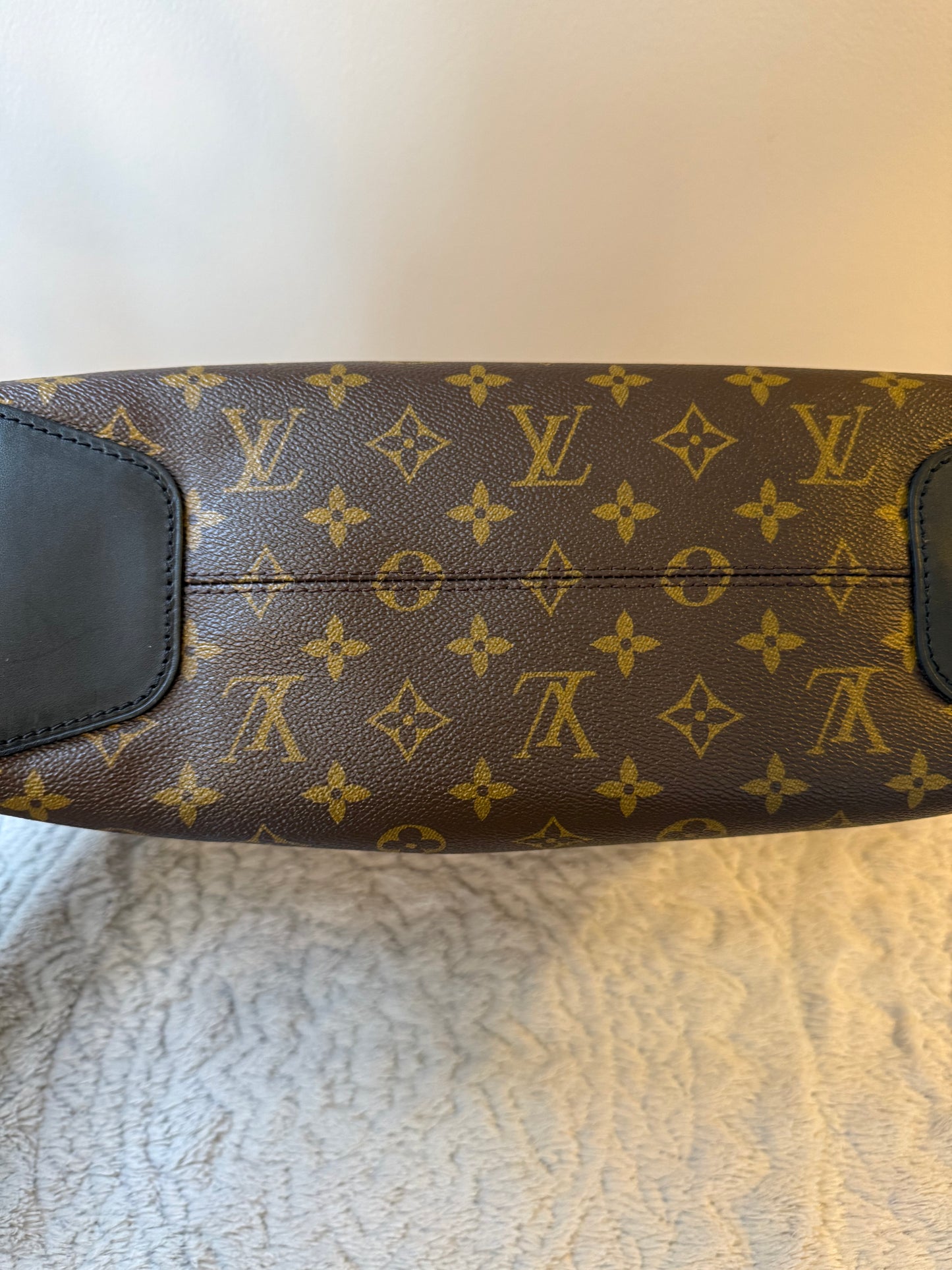 Louis Vuitton
Monogram Macassar Torres GM w/Strap