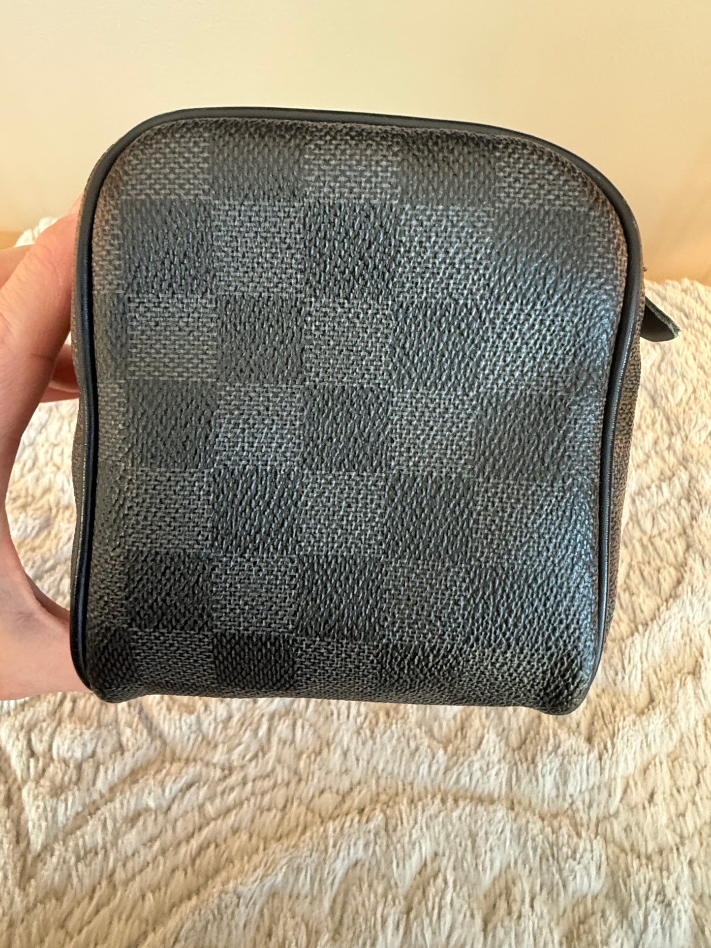 Louis Vuitton
Damier Graphite Dopp Kit