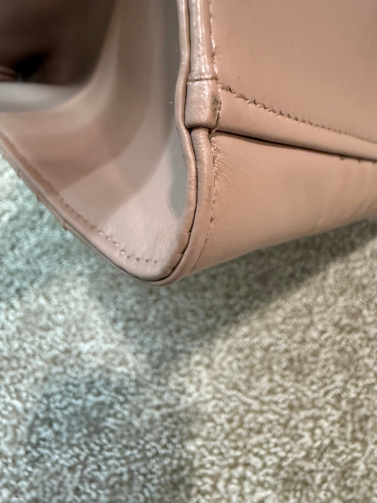 Prada Medium
Signature Diagramme, 2 Way