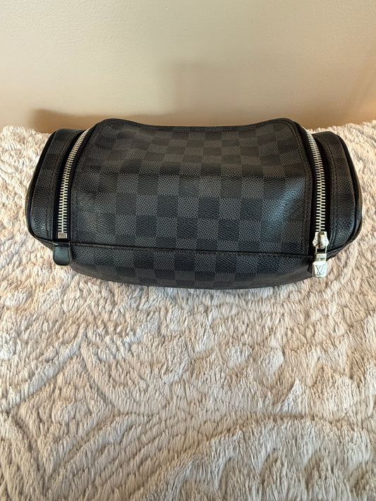 Louis Vuitton
Damier Graphite Dopp Kit