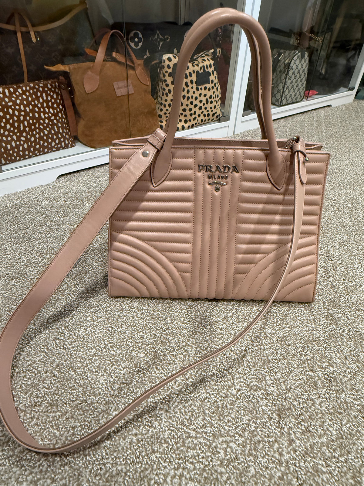 Prada Medium
Signature Diagramme, 2 Way