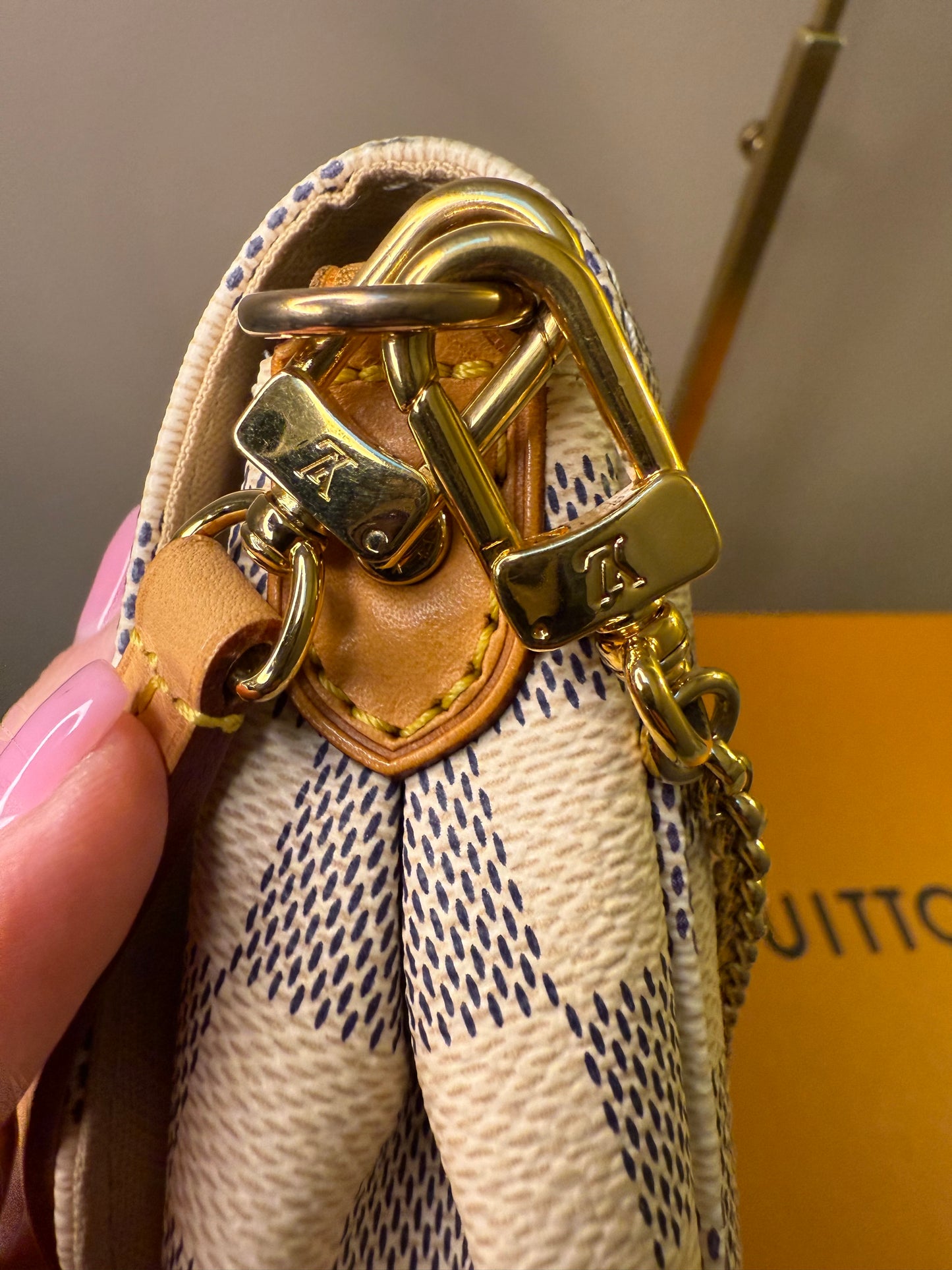 Louis Vuitton
Damier Azur Favorite PM