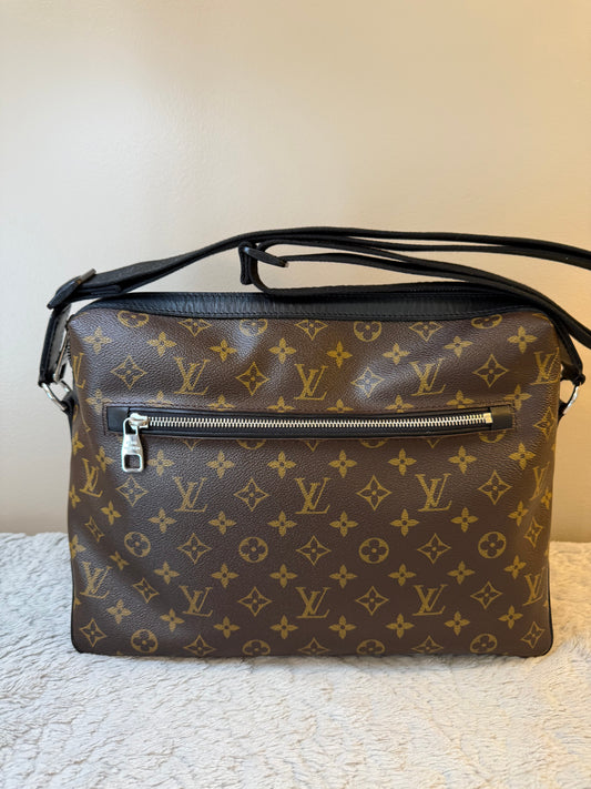 Louis Vuitton
Monogram Macassar Torres GM w/Strap