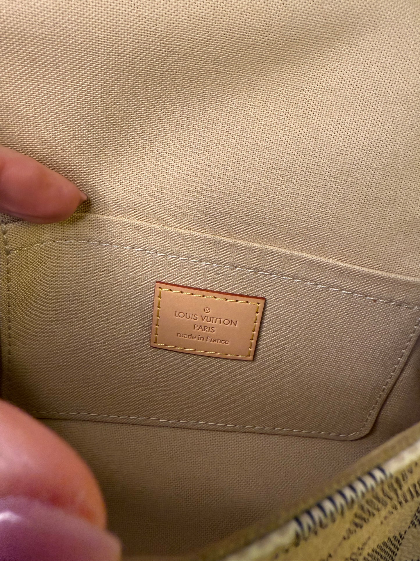 Louis Vuitton
Damier Azur Favorite PM