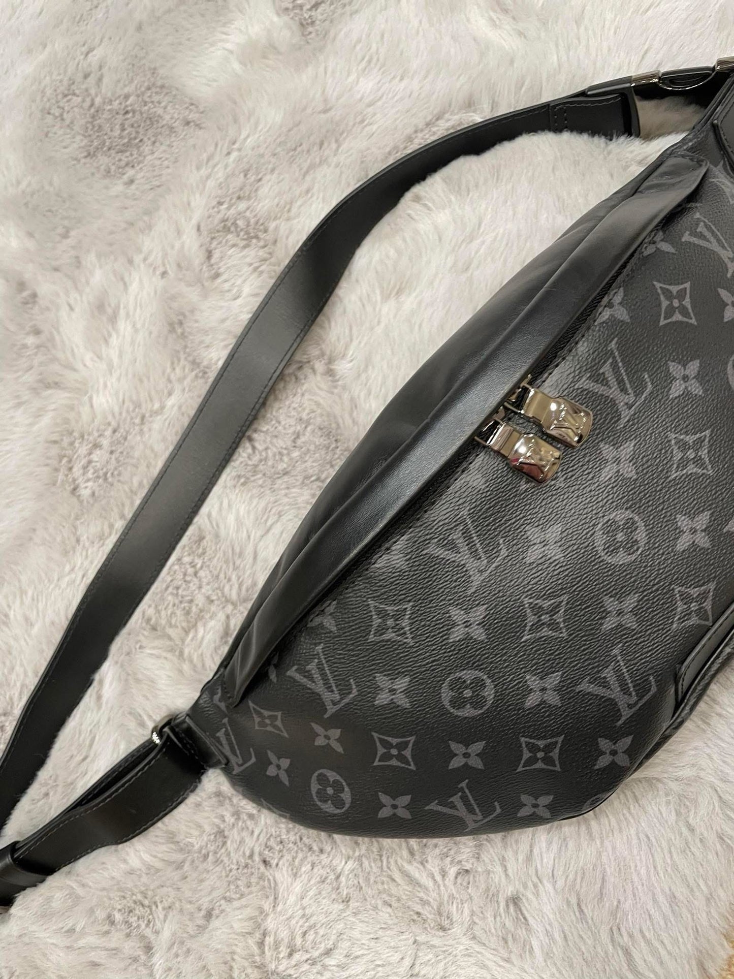 Louis Vuitton Discovery Bumbag Monogram Eclipse Canvas