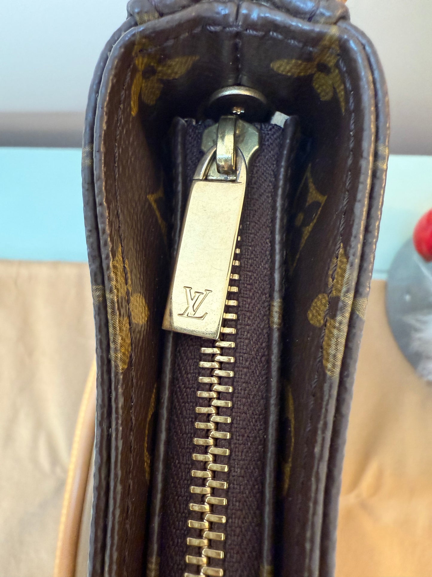 Louis Vuitton Looping GM- Like New