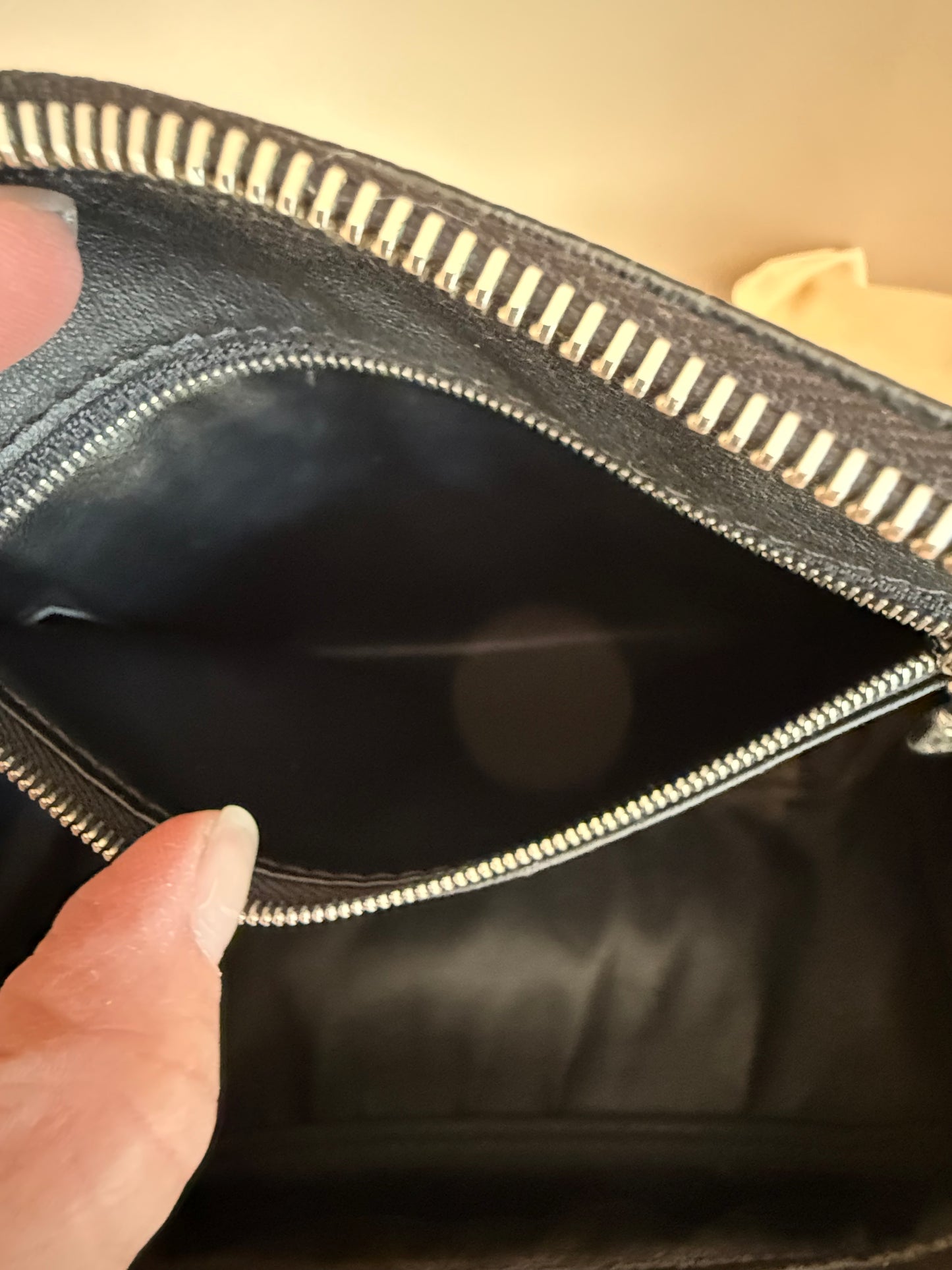 Louis Vuitton
Damier Graphite Dopp Kit