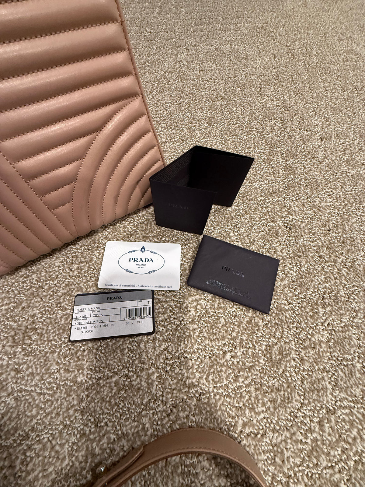 Prada Medium
Signature Diagramme, 2 Way