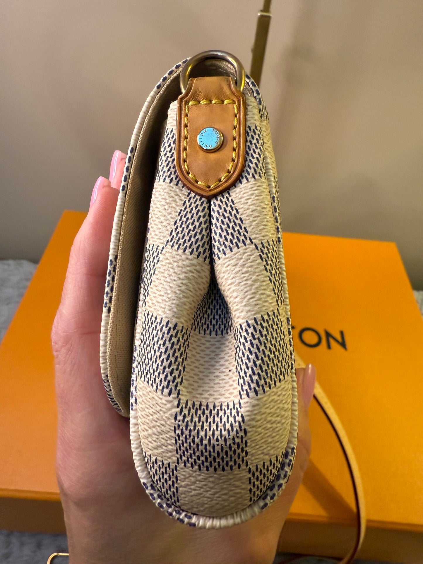 Louis Vuitton
Damier Azur Favorite PM